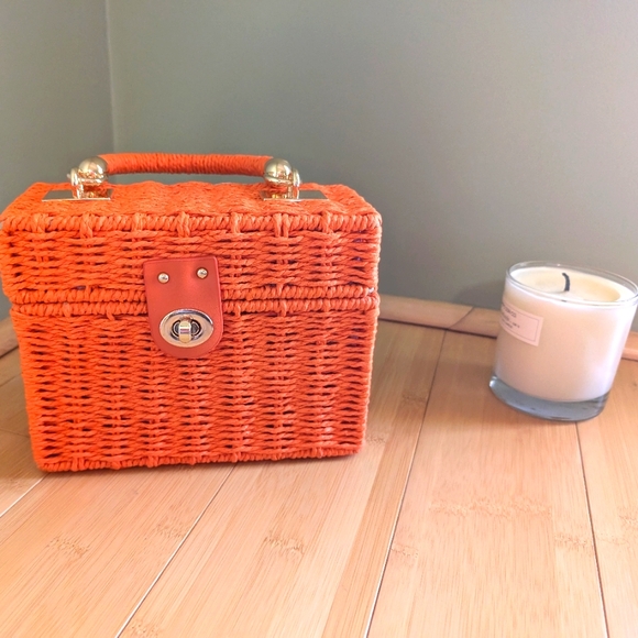 Handcrafted Artisan Crossed Shoulder Bag | Floral Interior With Gold Metal Chain - Picture 2 of 6